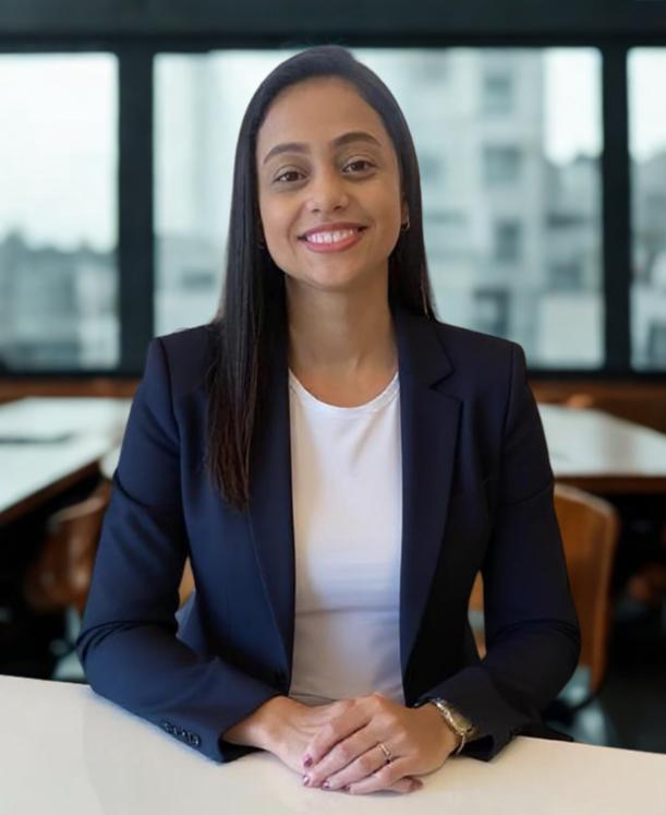 Mayara Deus no escritório
